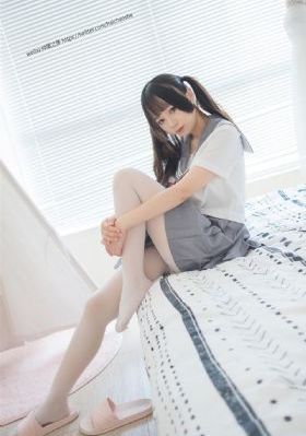 女子喂乌龟火龙果第2天获炫彩神龟_BD韩语天堂在线